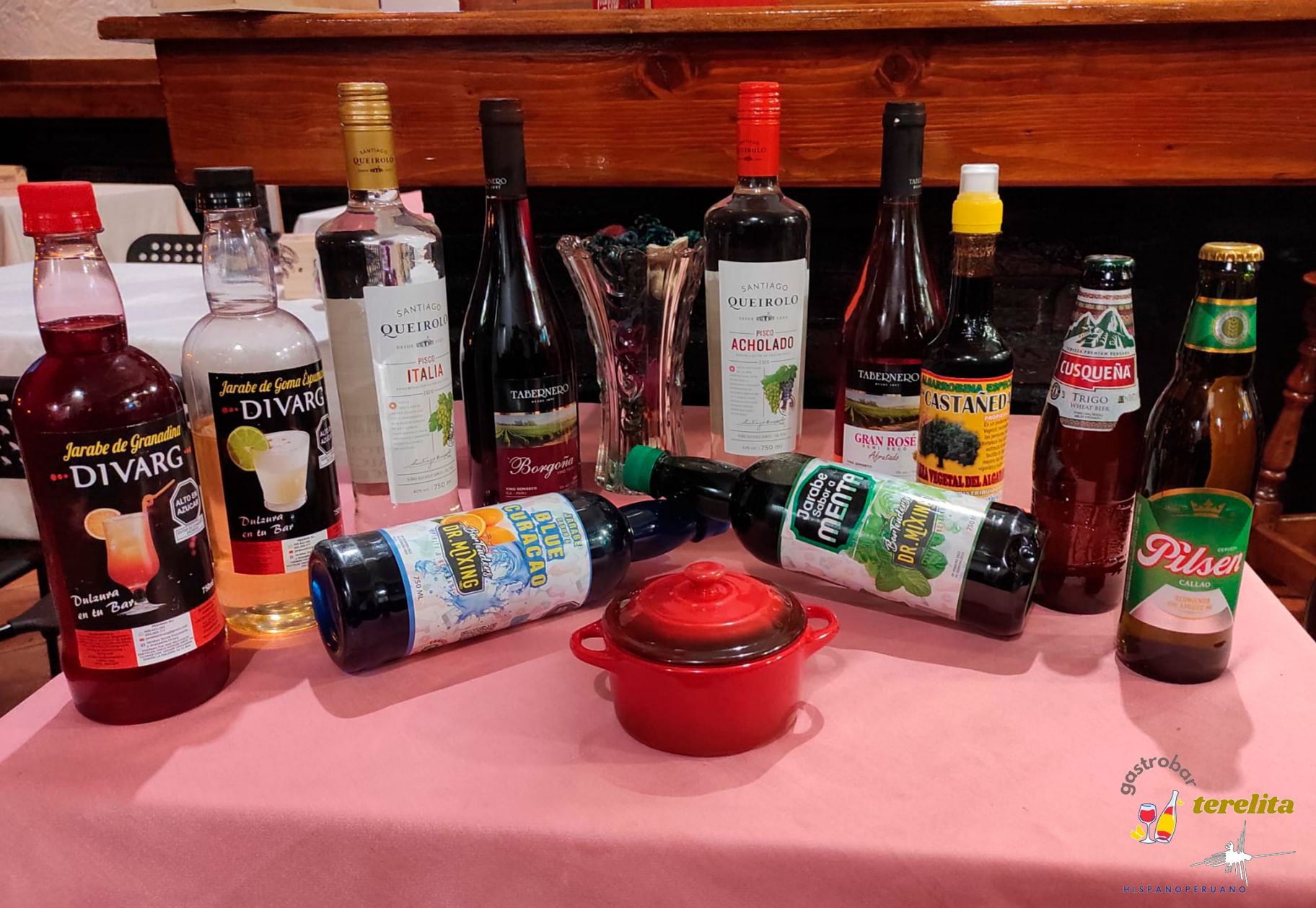 mesa con diversa variedad de bebidas alcoholicas